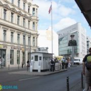 Während Berlin Reise Besichtigung am Checkpoint Charlie