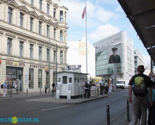 Während Berlin Reise Besichtigung am Checkpoint Charlie